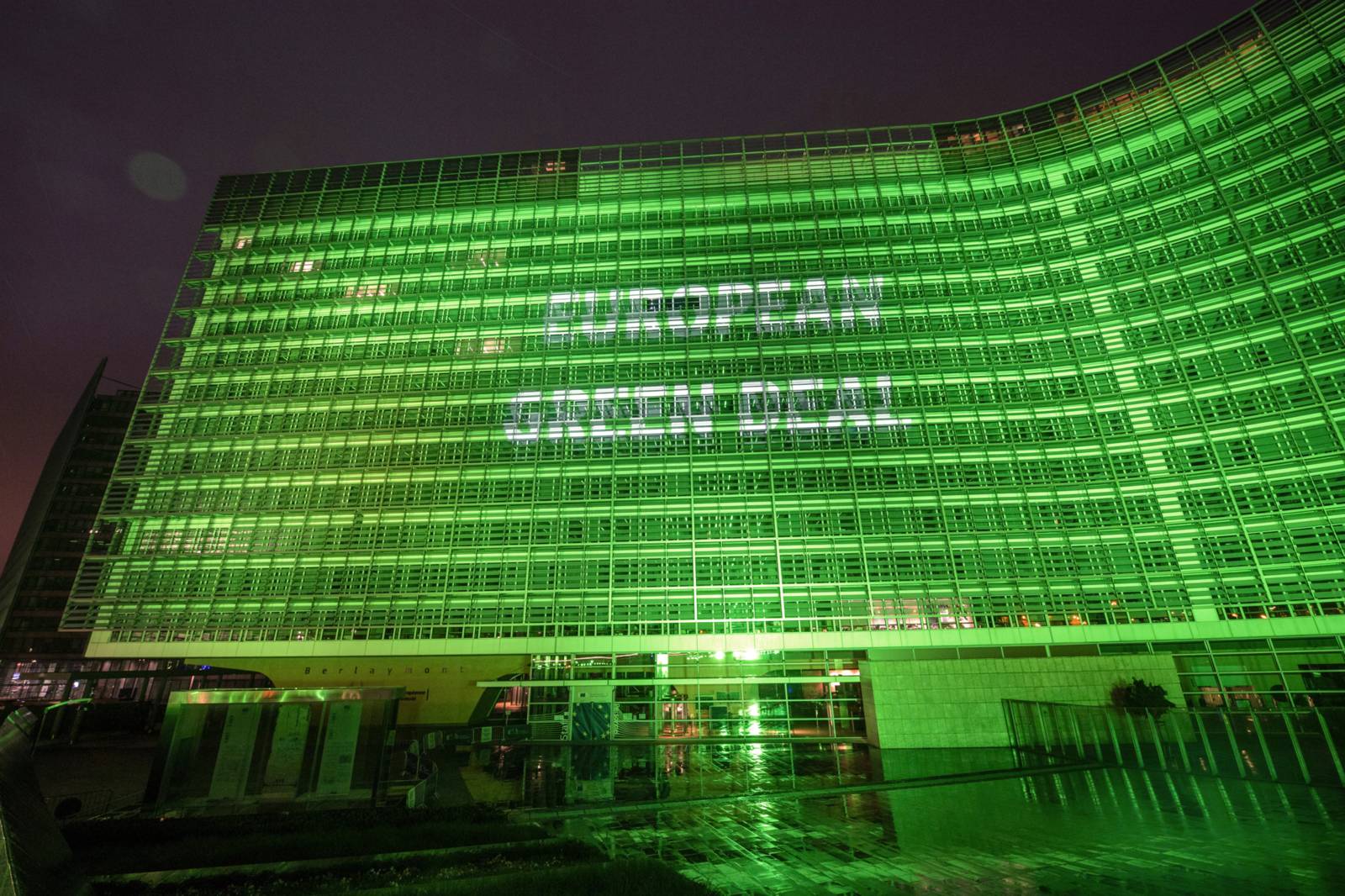 Das Berlaymont Gebäude leuchtet anlässlich des europäischen Green Deals grün.